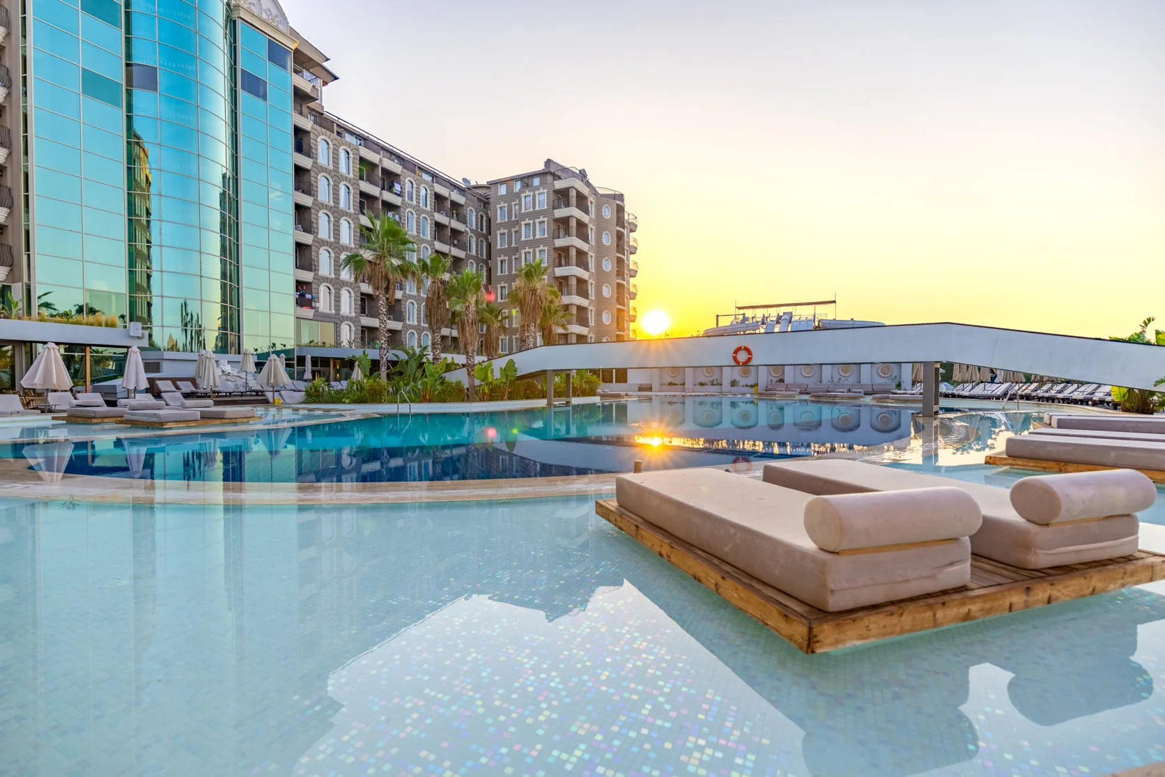 Gün batımında Laur Hotels havuzu