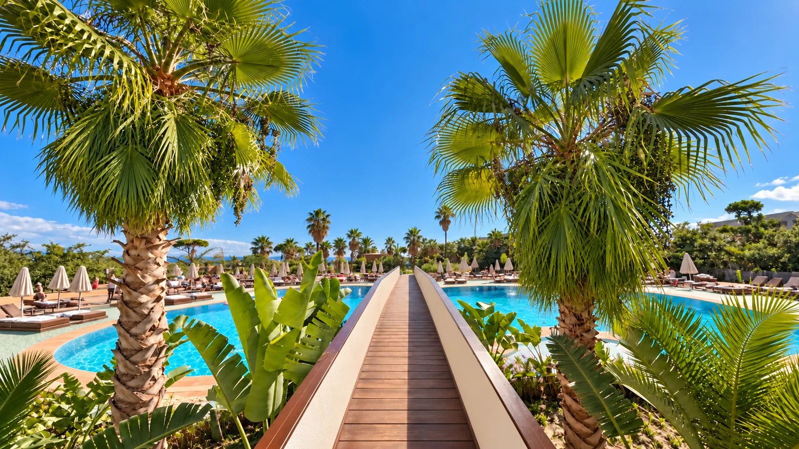 Laur Hotels havuzunda palmiyeler arasındaki köprü