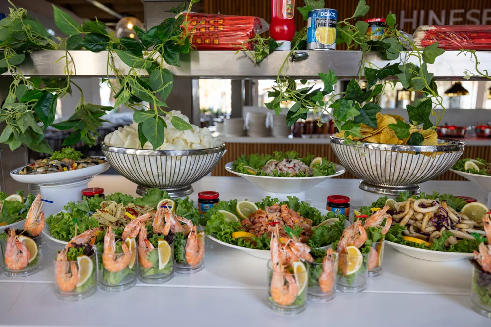 Laur Hotels restoranından deniz ürünleri sunumu