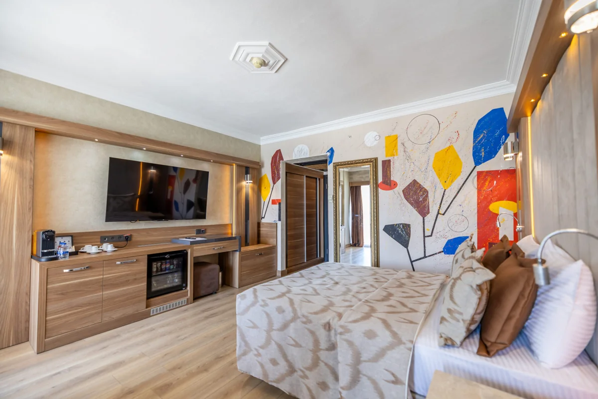 Laur Hotels renkli yaprak desenli oda