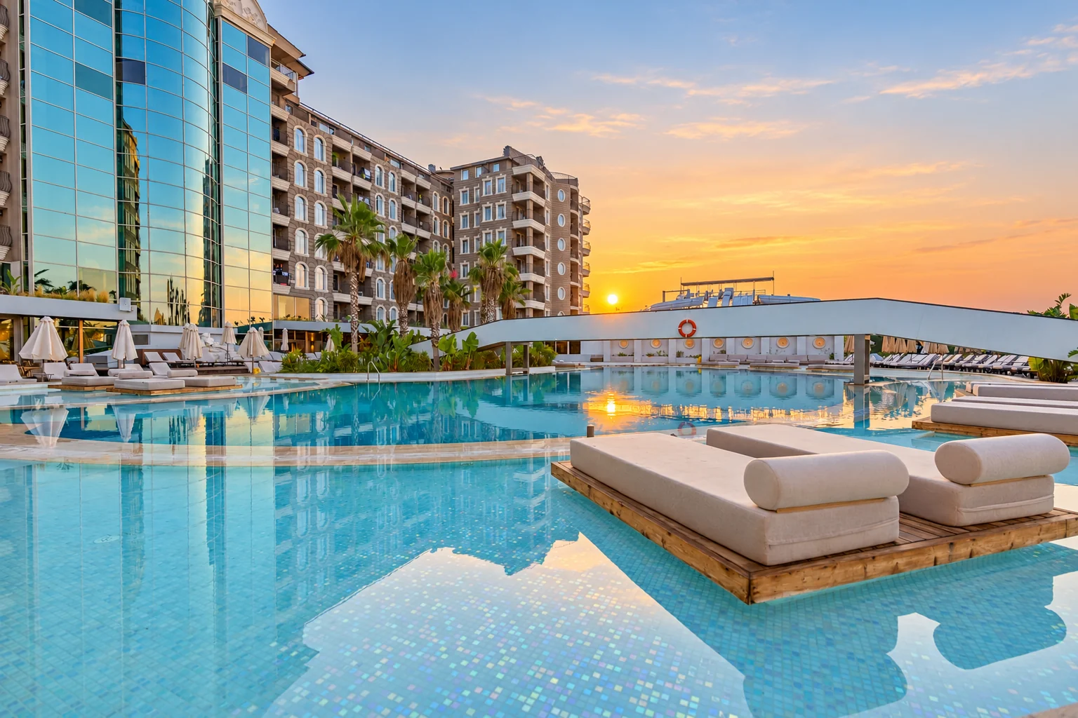 Gün batımında Laur Hotels havuzu