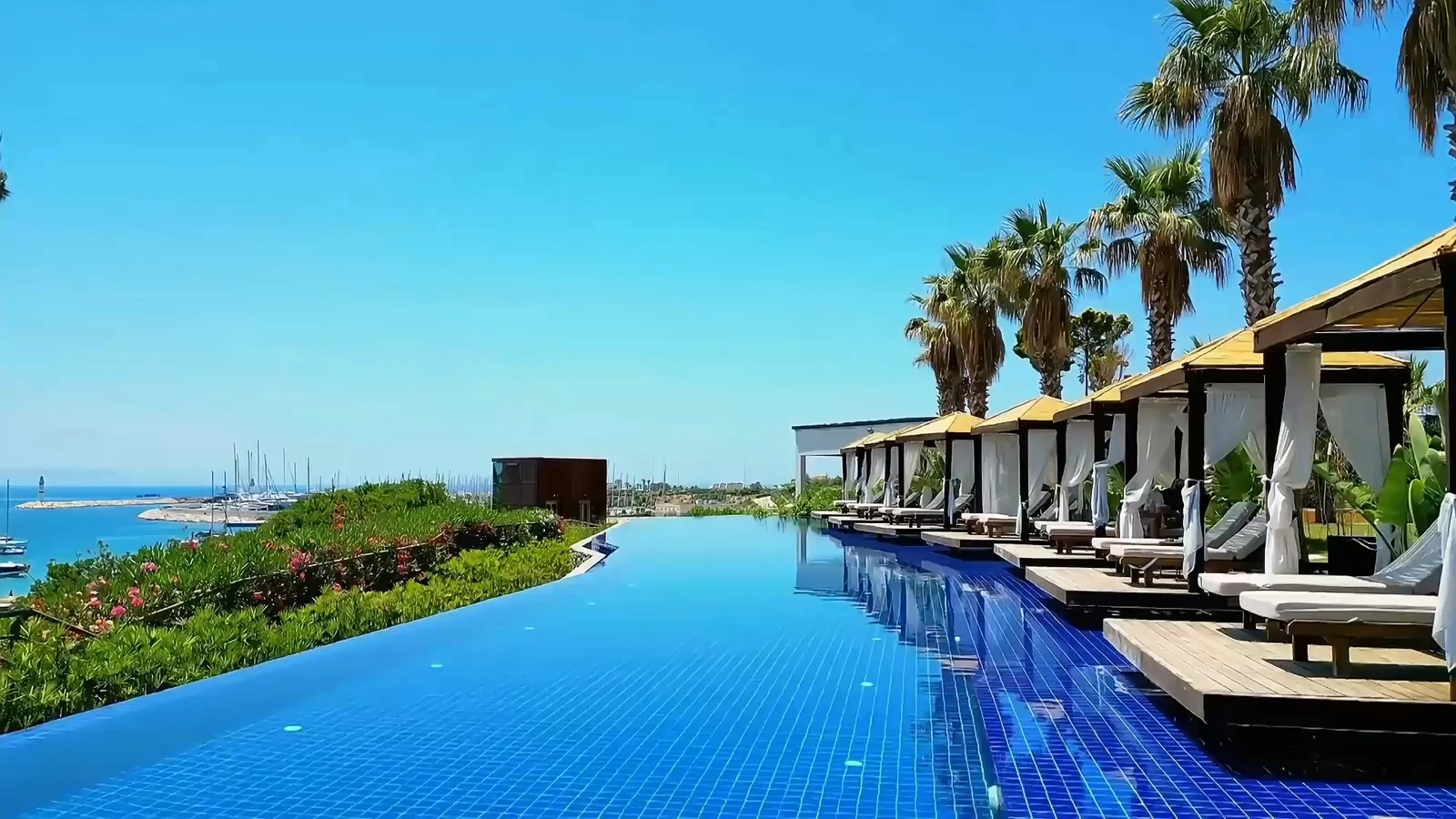 Laur Hotels sonsuzluk havuzu ve Ege manzarası
